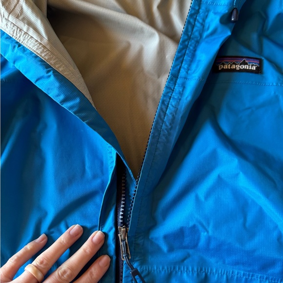 Blue Women’s Patagonia rain jacket - Picture 4 of 8